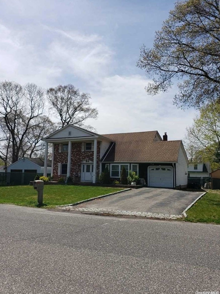 4 Vautrin Ave, Holtsville, NY 11742