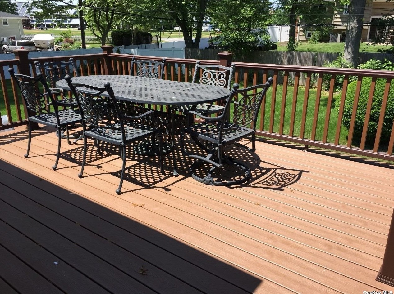 1 Kirkland Dr, Greenlawn NY  11740-2113 exterior