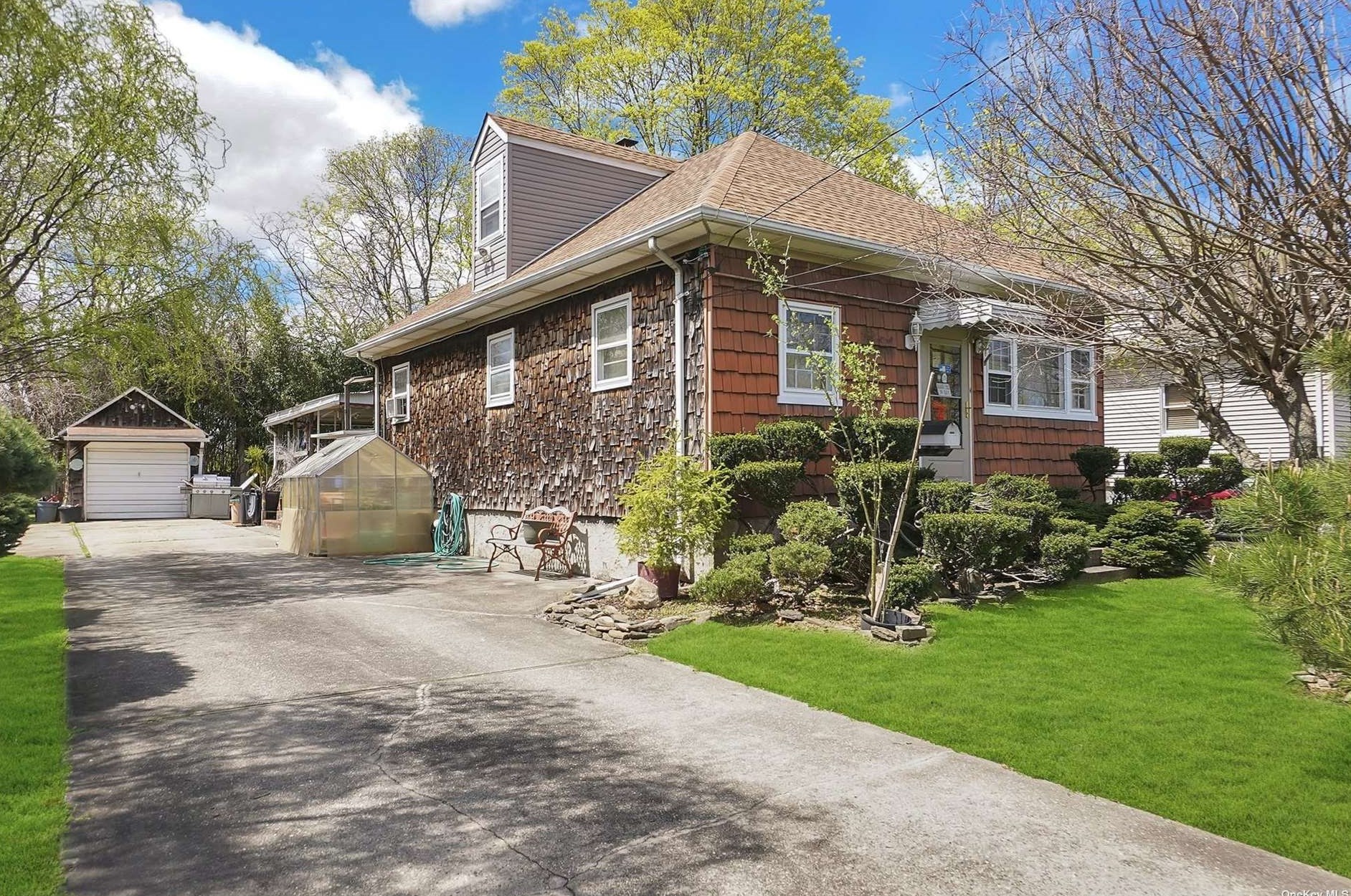 12 Dow St, Central Islip, NY 11722