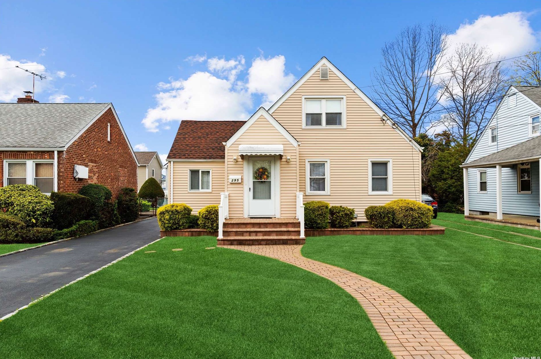 295 Roosevelt Ave, Franklin Square, NY 11010