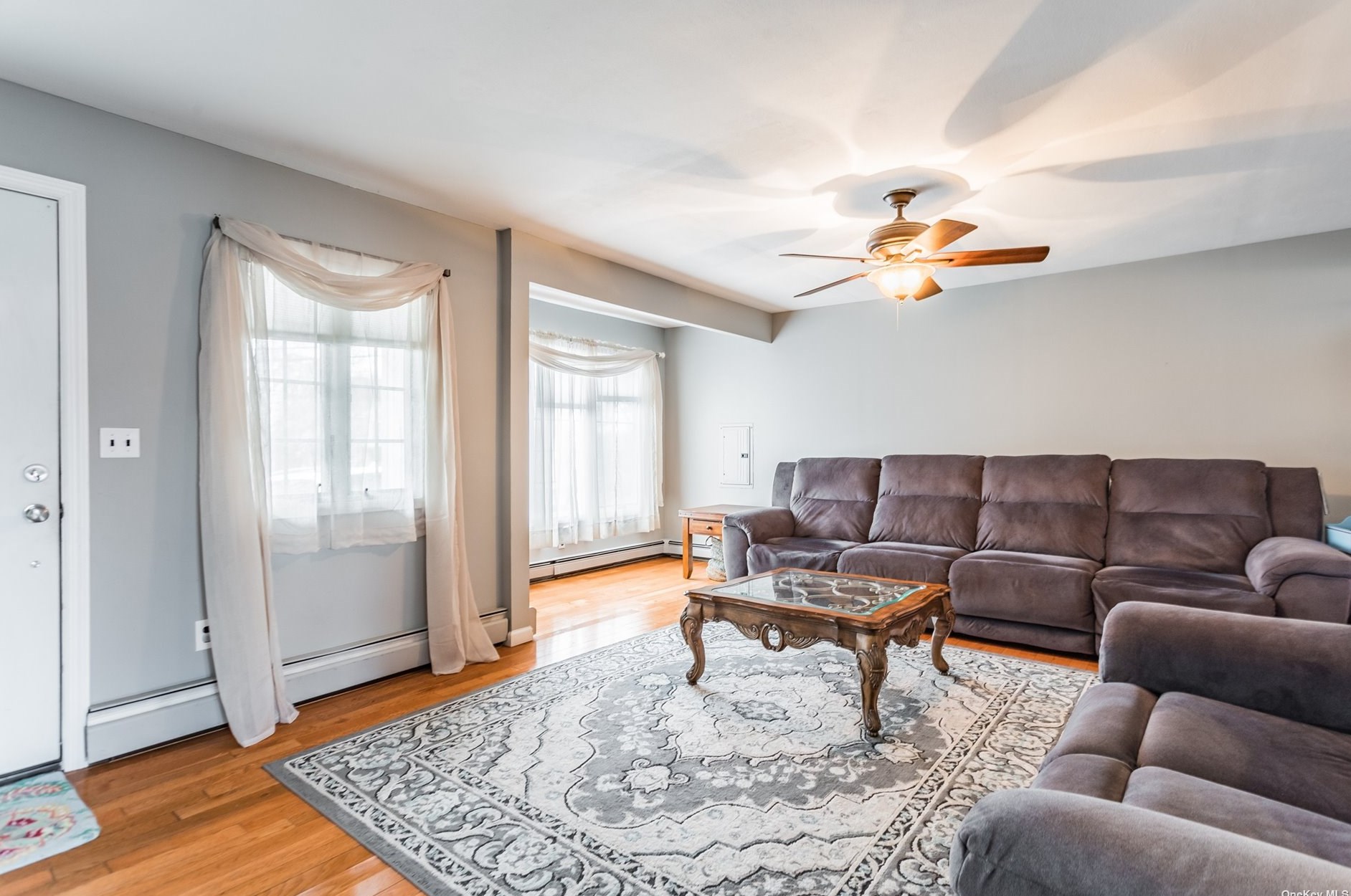 211 Apache St, Hauppauge, NY 11779-4601