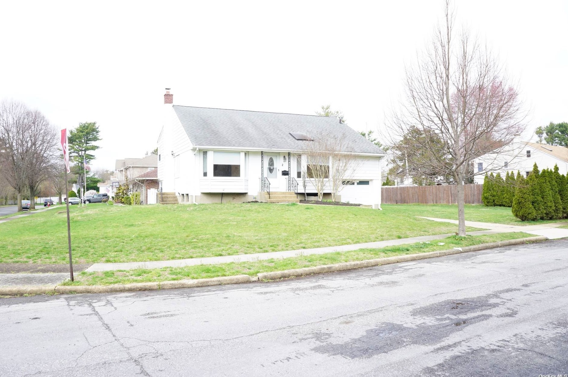 2 Ellis Dr, Syosset, NY 11791-6120