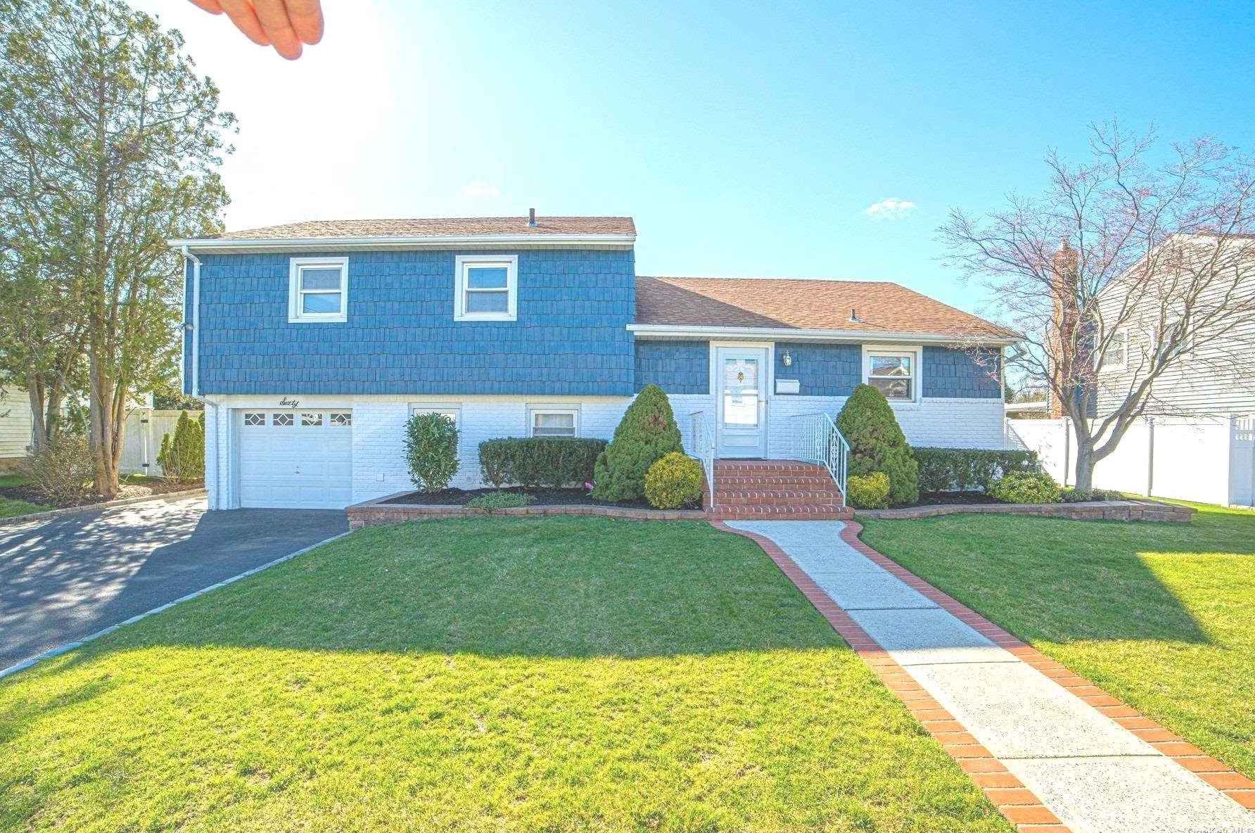 60 Massapequa Ave, East Massapequa, NY 11758-6428