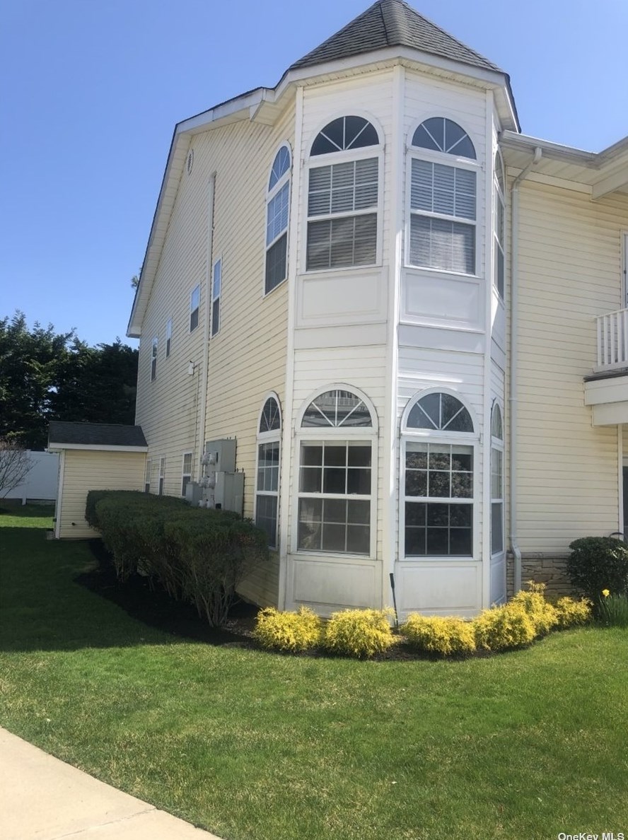 313 Narragansett Villas Dr, North Lindenhurst, NY 11757