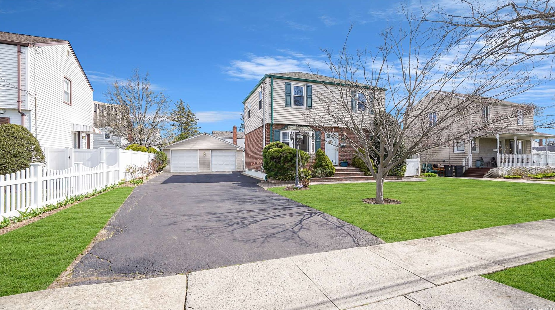 2233 4th St, Hempstead, NY 11554-1830