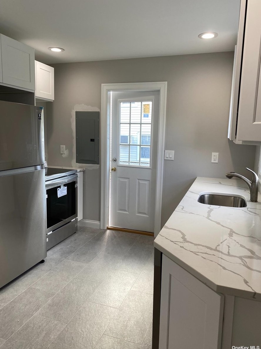 14 Beaver Ln, Plainedge, NY 11756-4805