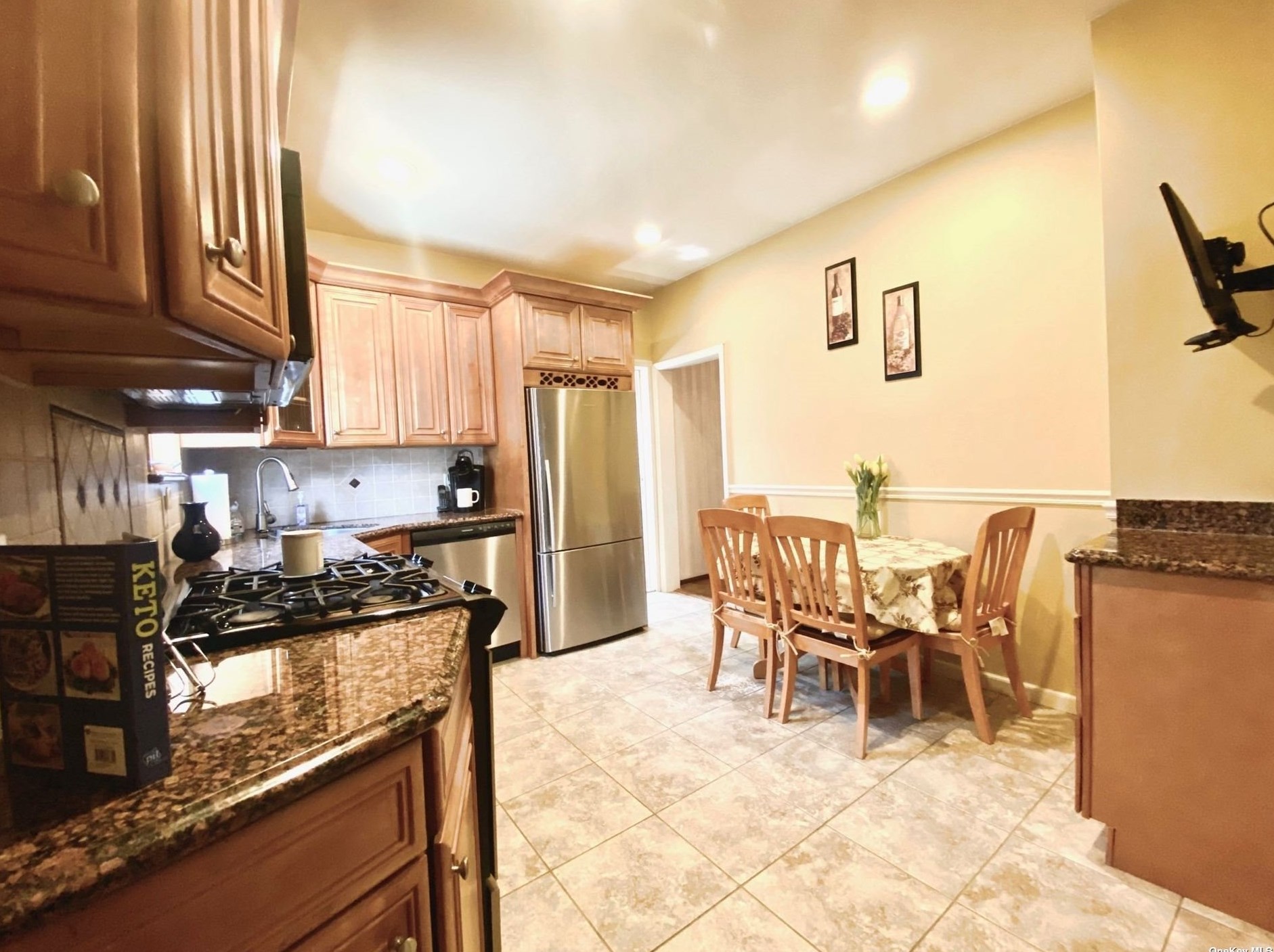 65 2nd St, East Rockaway, NY 11518