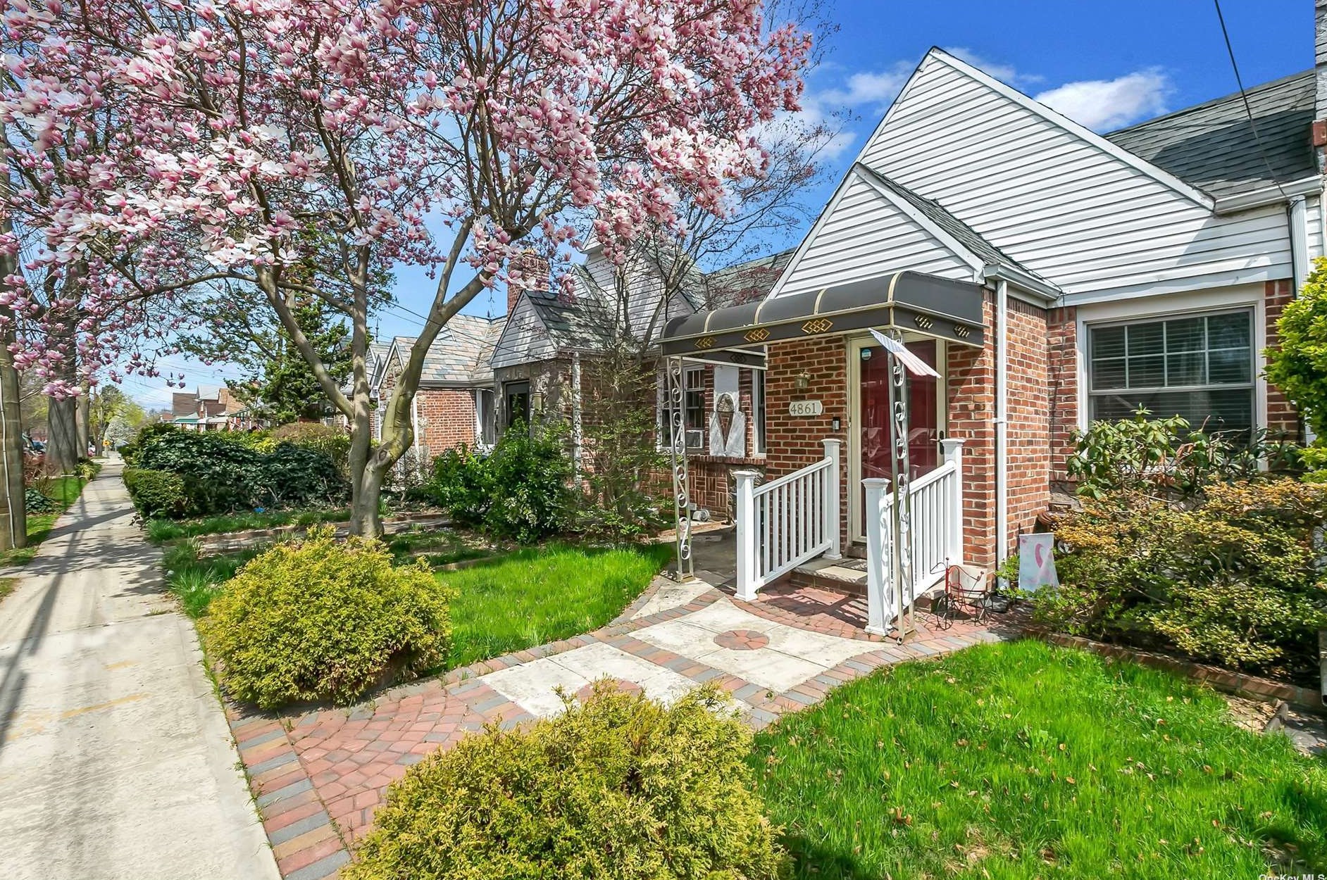48-61 207th St, Flushing, NY 11364-1350