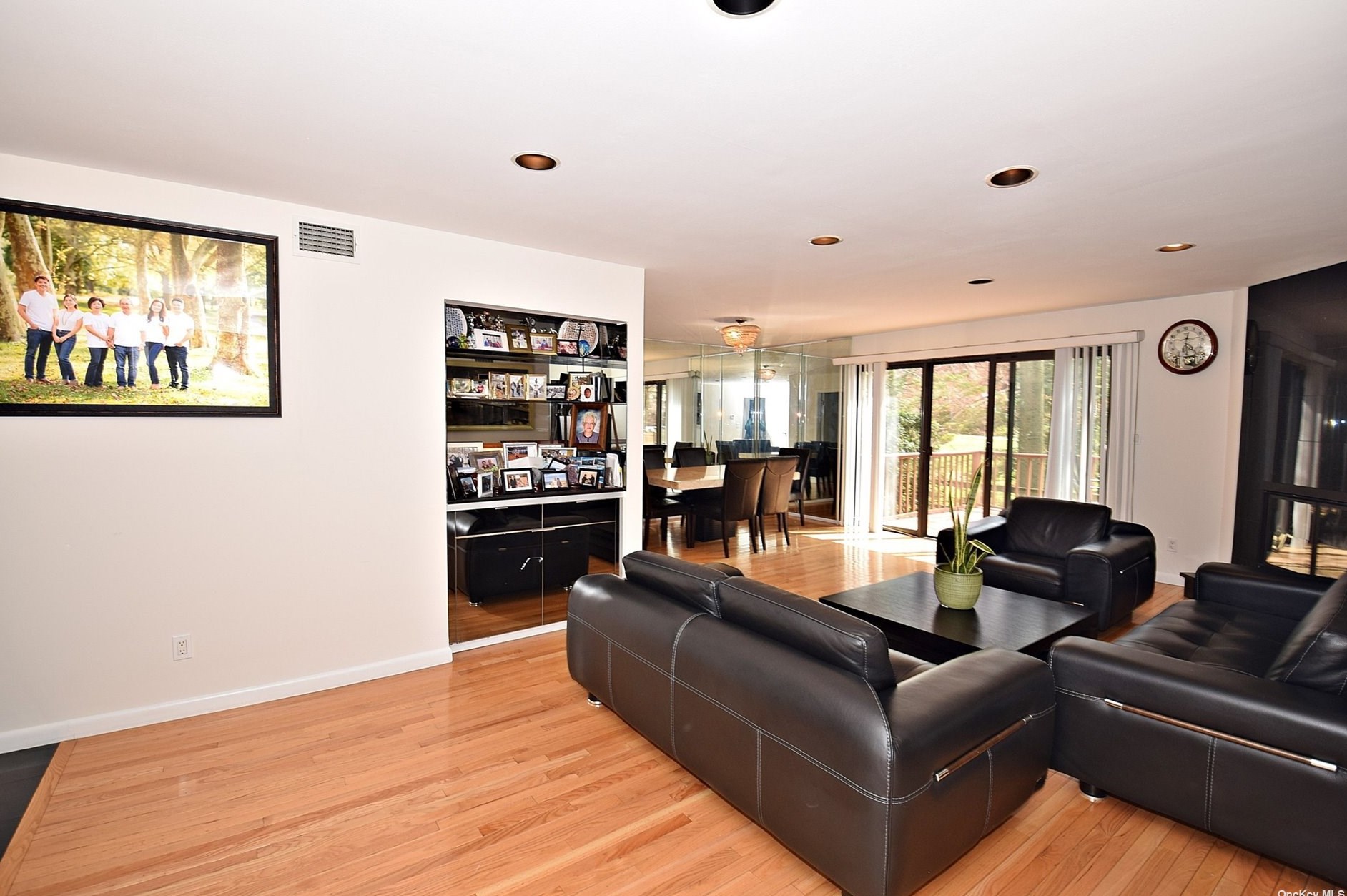 17 Wimbledon Dr, East Hills, NY 11576-3083