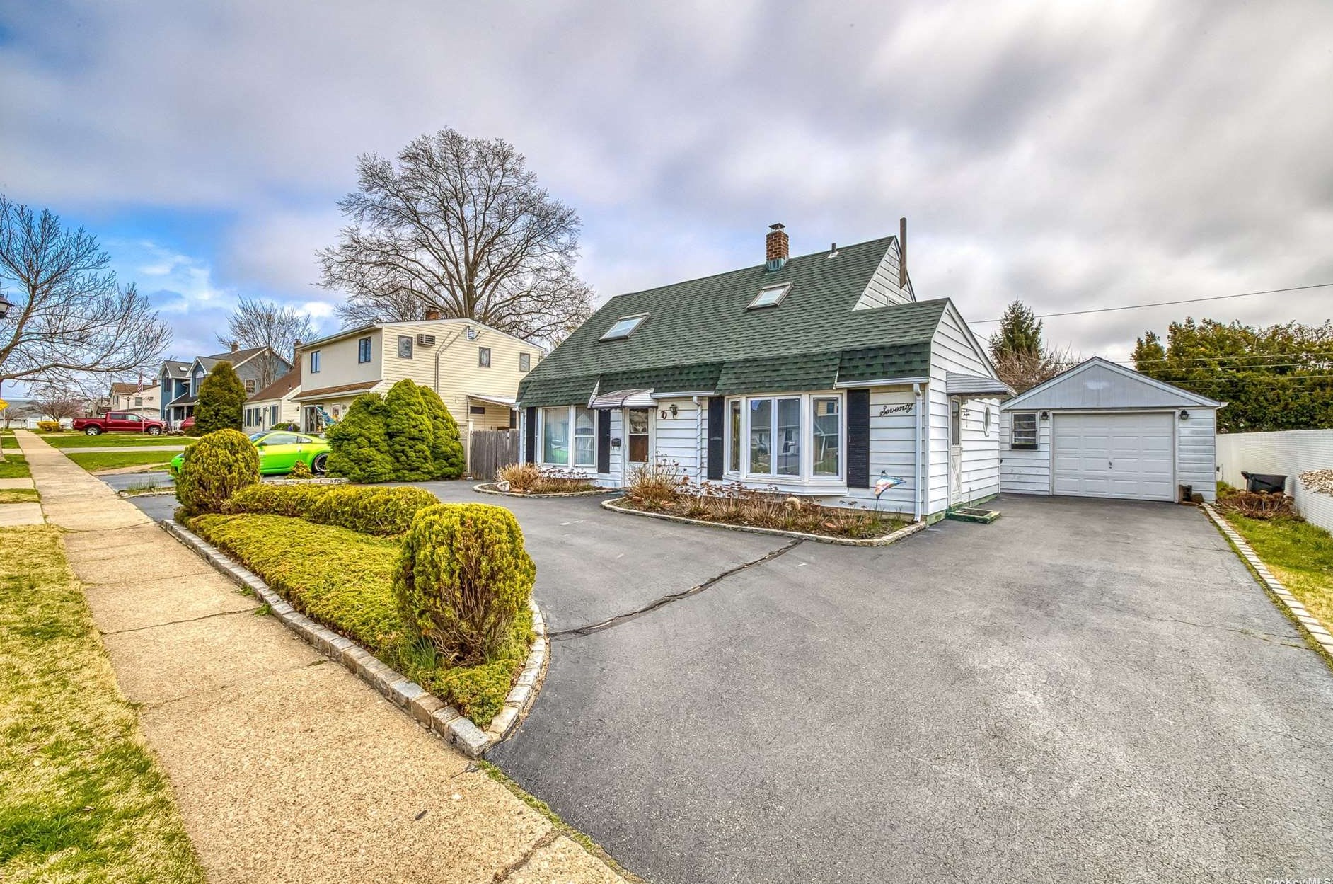 70 Green Ln, Plainedge, NY 11756-4030