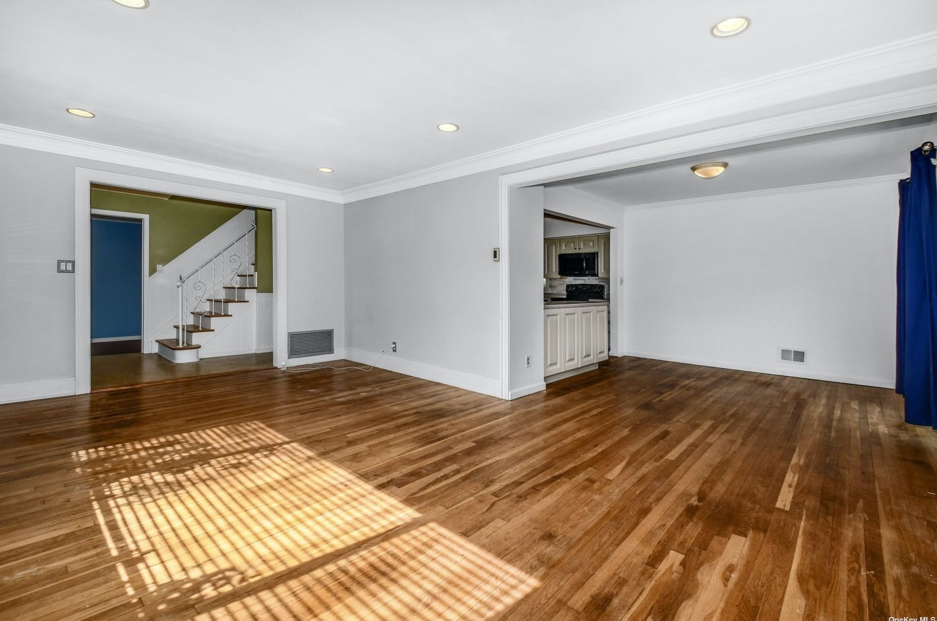 211 Oakwood Rd, Hunt NY  11743-4252 exterior