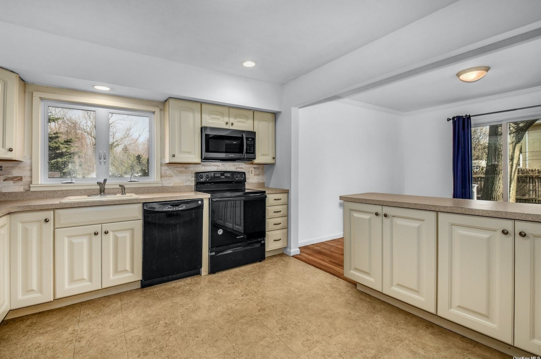 211 Oakwood Rd, Hunt NY  11743-4252 exterior