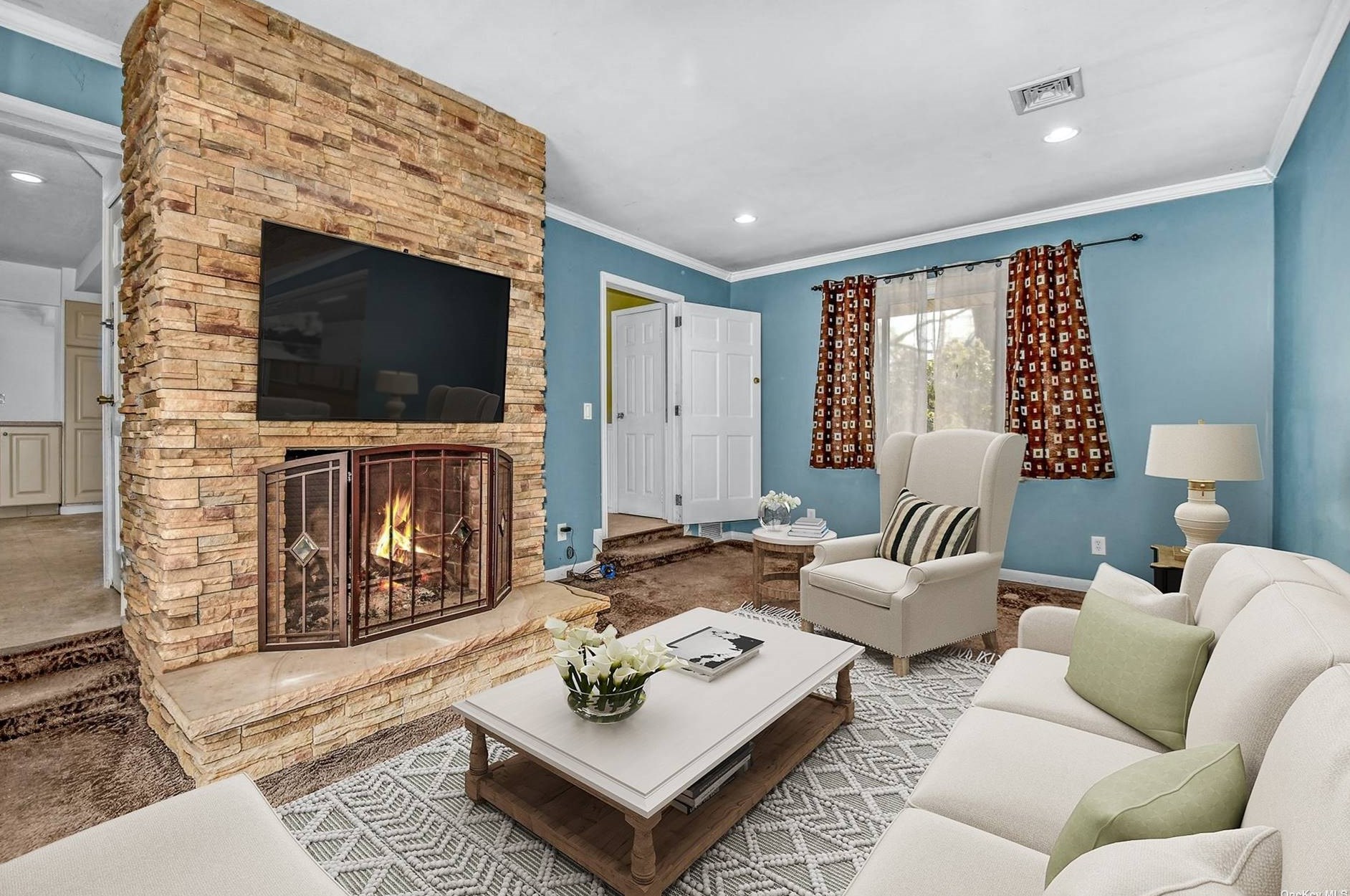 211 Oakwood Rd, Hunt NY  11743-4252 exterior