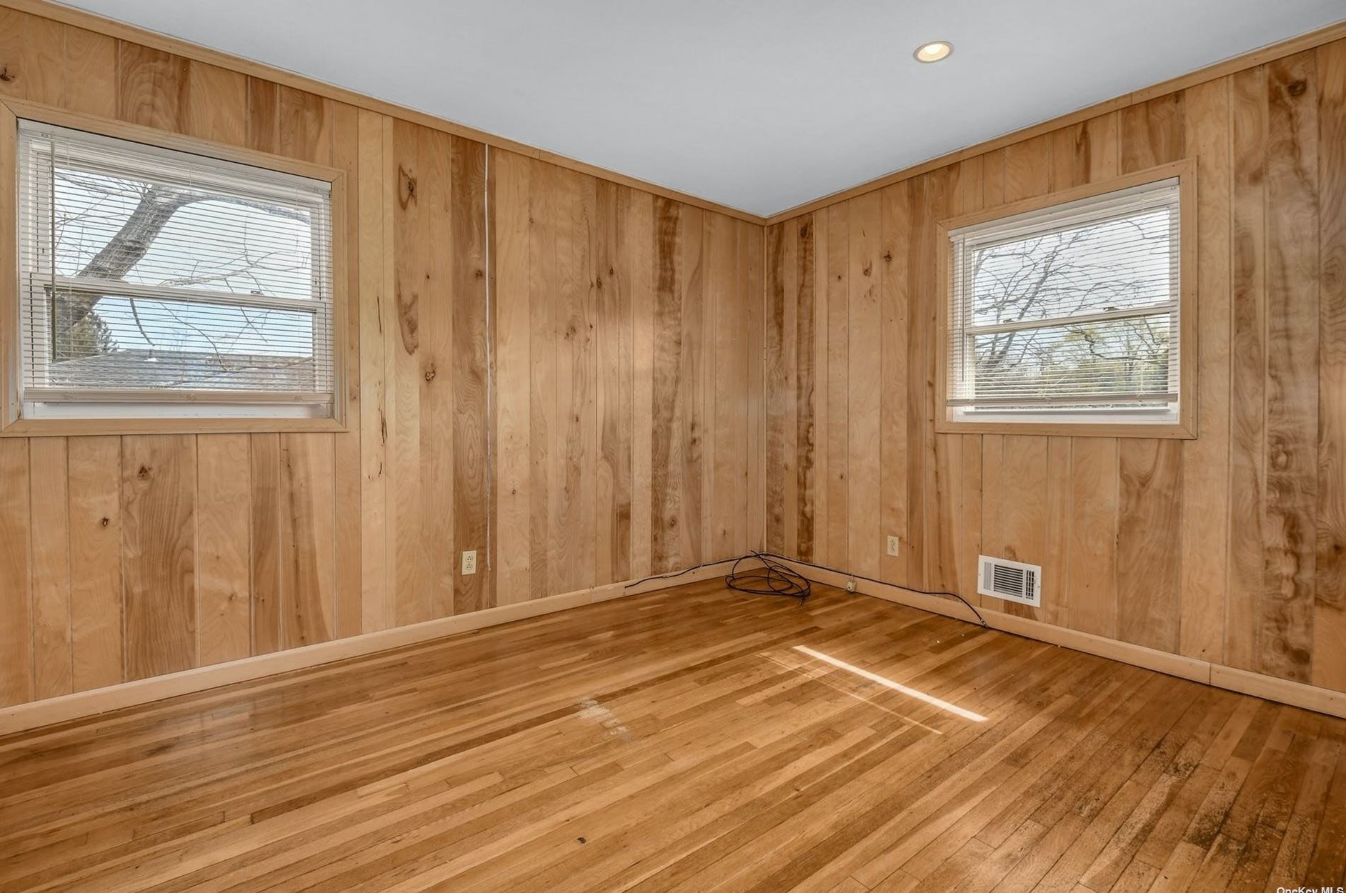 211 Oakwood Rd, Hunt NY  11743-4252 exterior