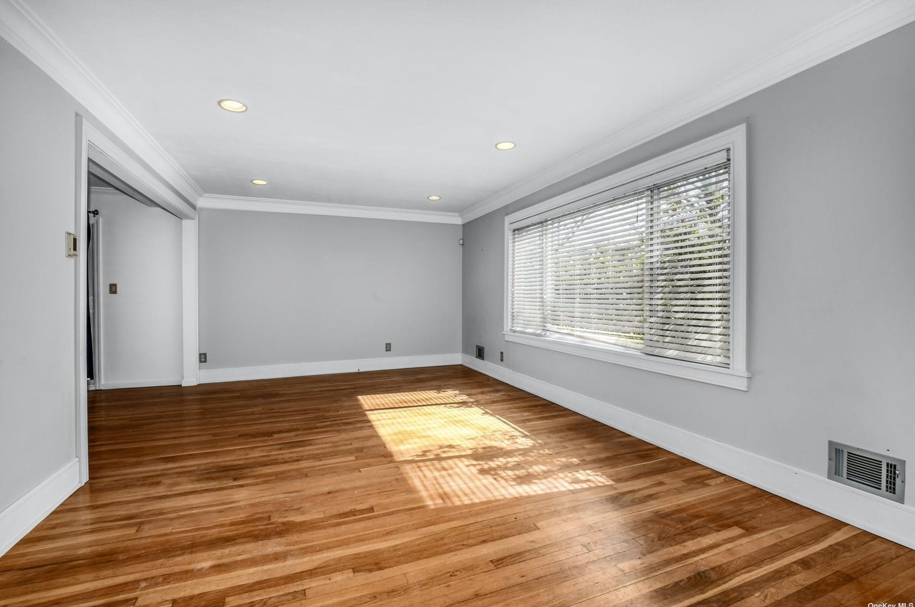 211 Oakwood Rd, Hunt, NY 11743-4252