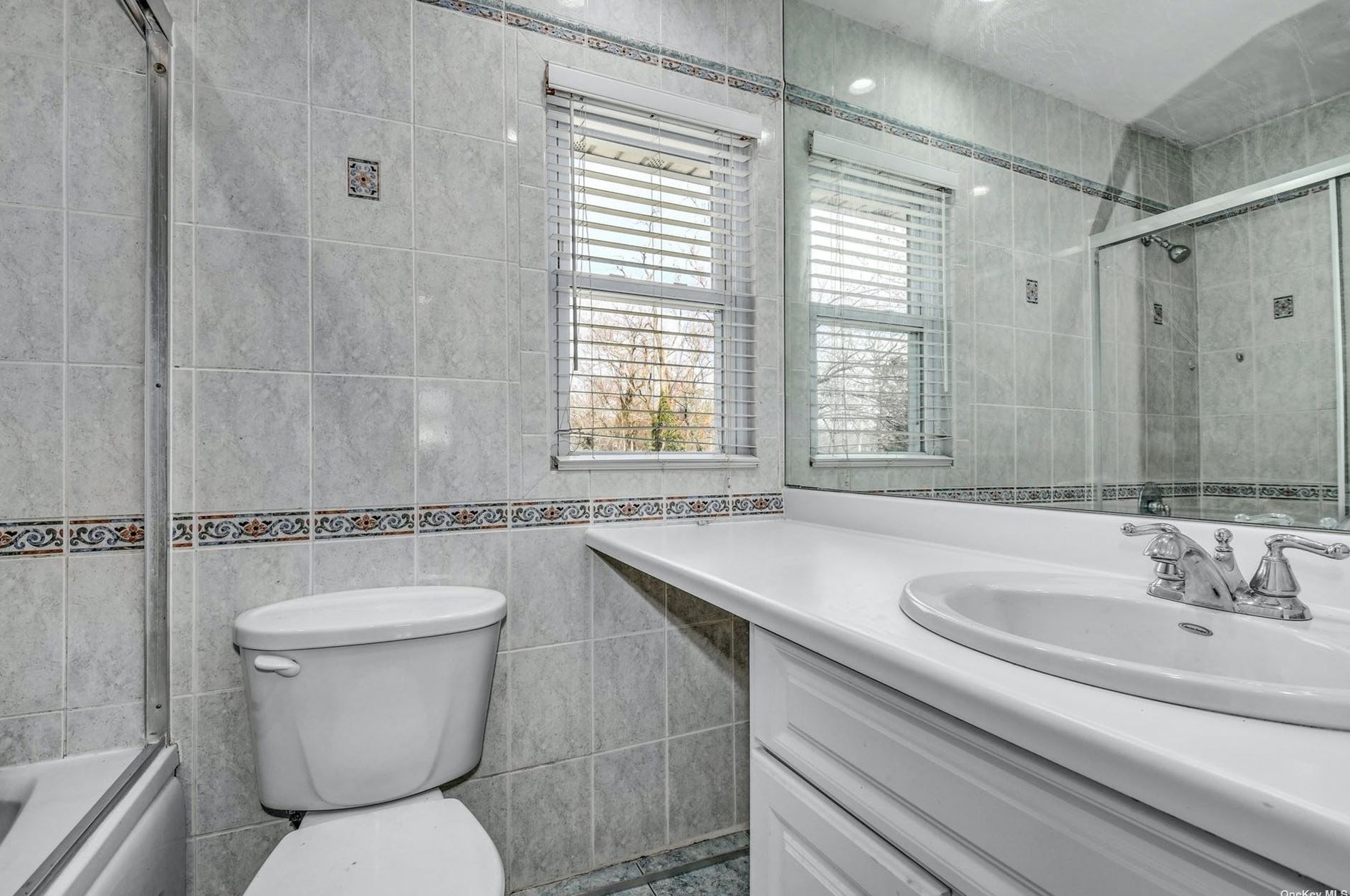 211 Oakwood Rd, Hunt NY  11743-4252 exterior