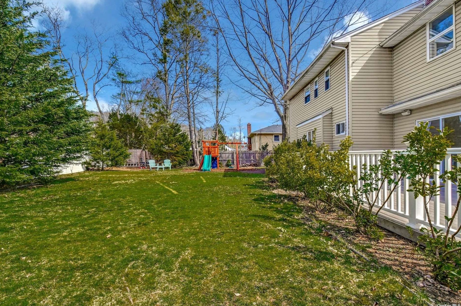 211 Oakwood Rd, Hunt NY  11743-4252 exterior