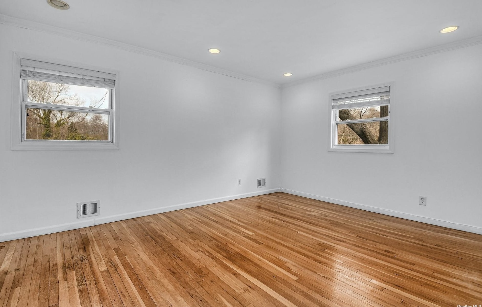 211 Oakwood Rd, Hunt NY  11743-4252 exterior