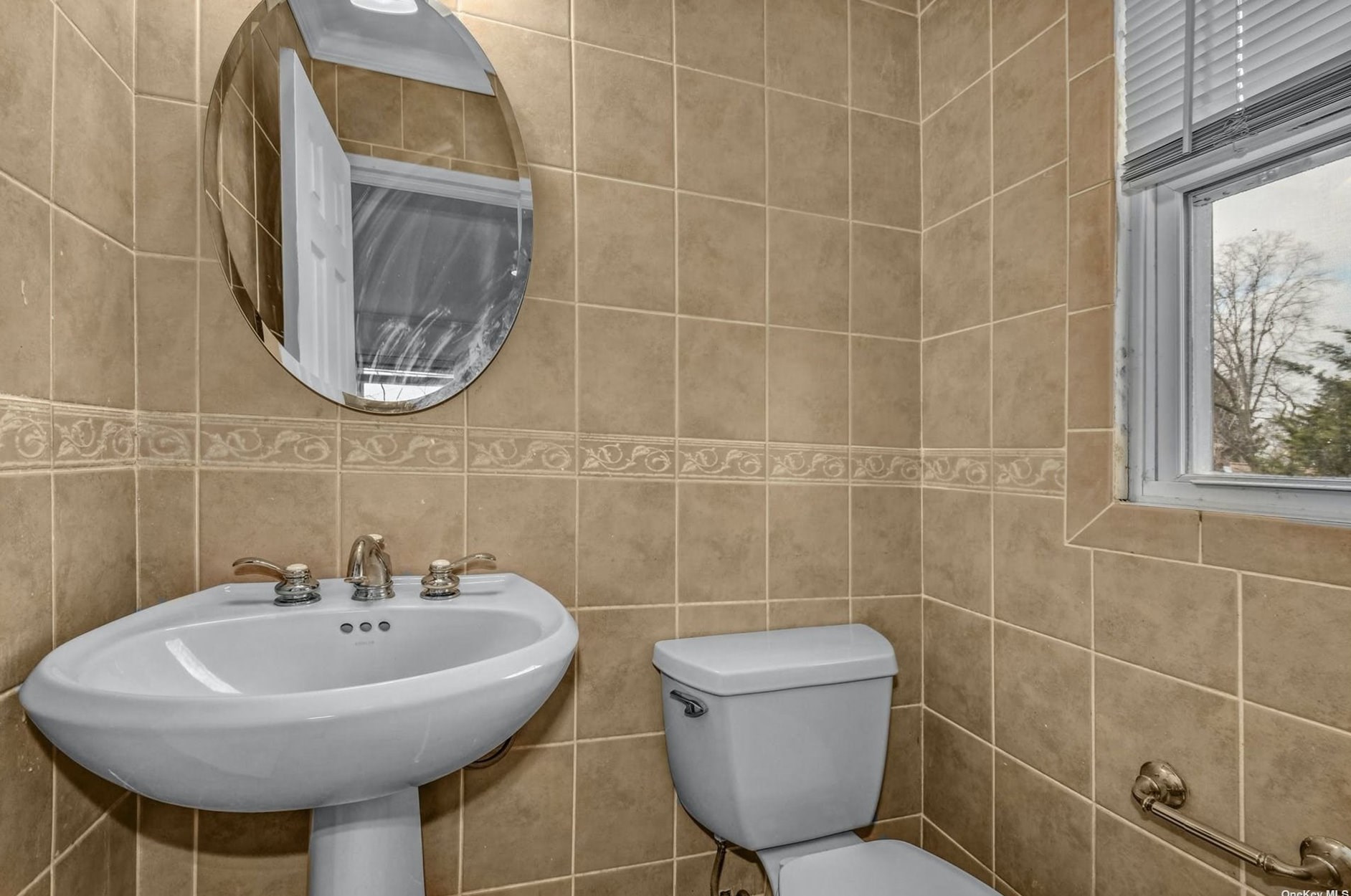 211 Oakwood Rd, Hunt NY  11743-4252 exterior