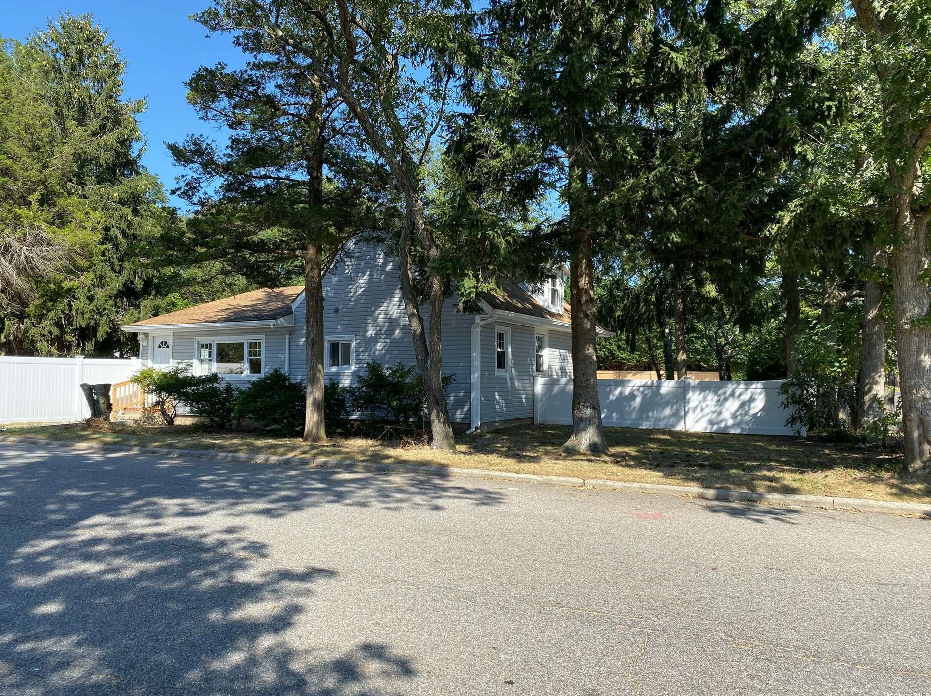 51 Norwood Ave, Prt Jefferson Station, NY 11776-2548