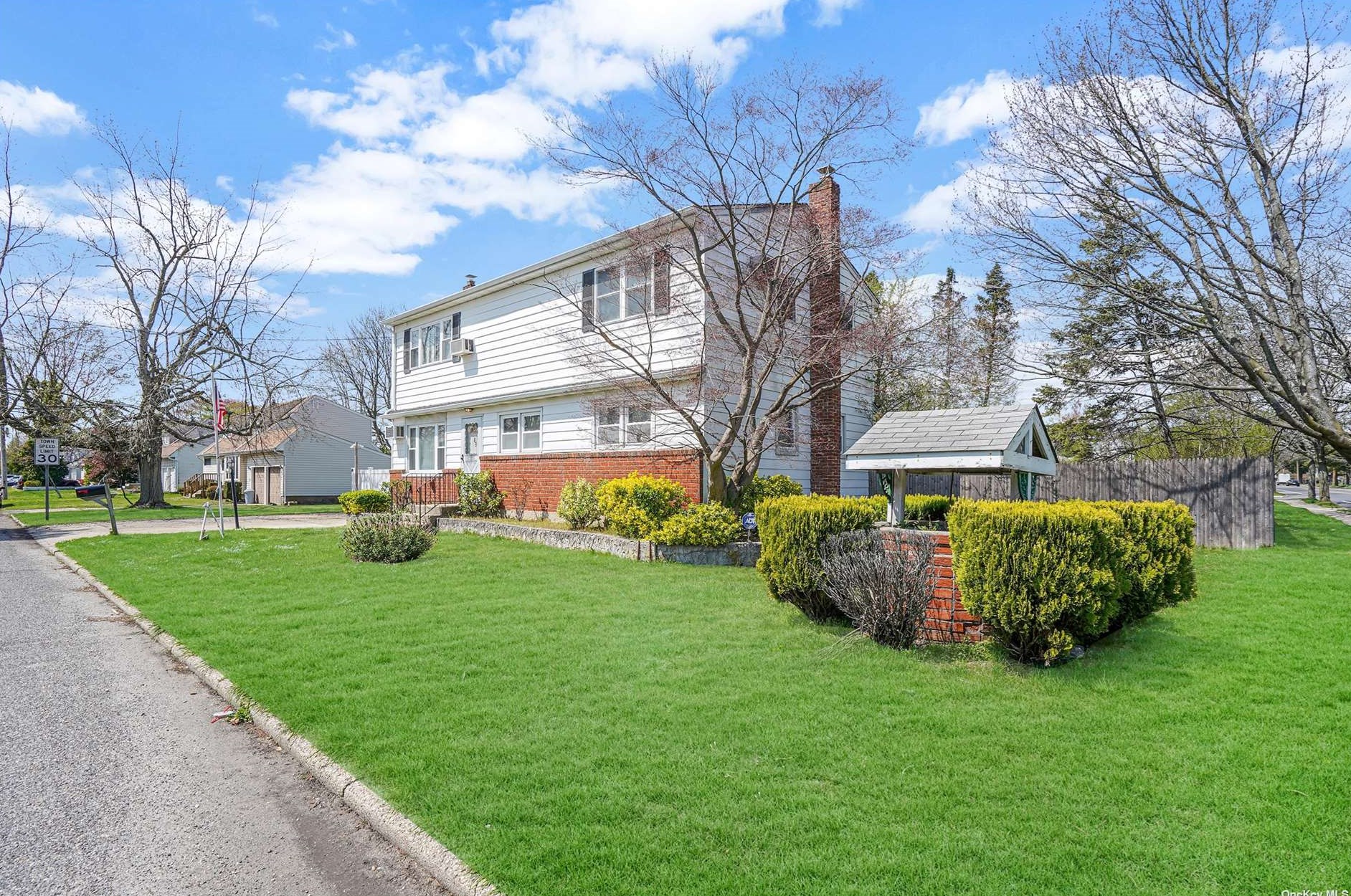 89 Morris St, Pine Air, NY 11717-2634
