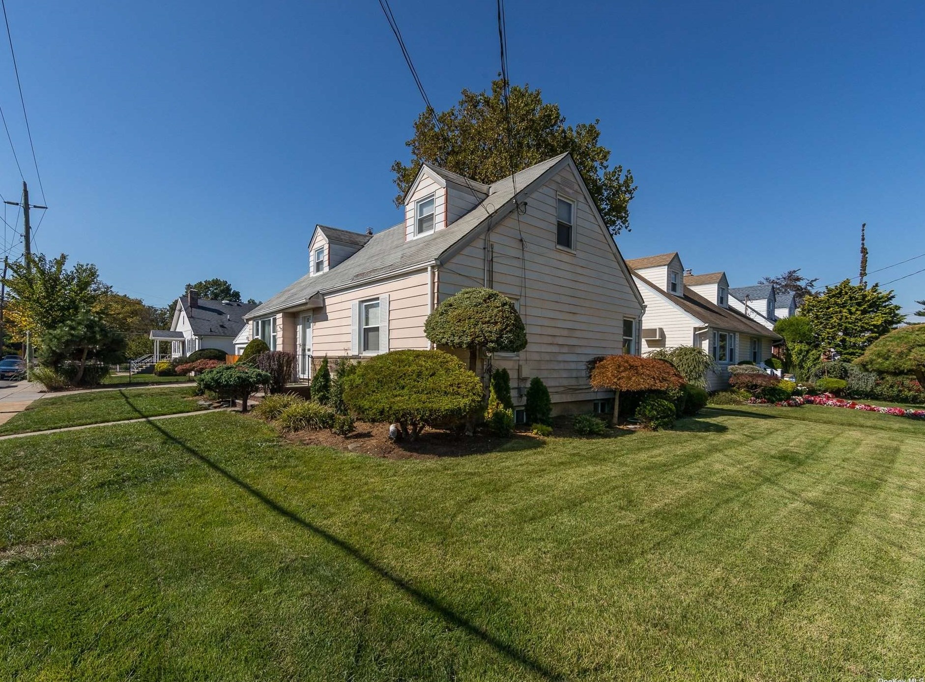 37 Legion Pl, Malverne, NY 11565-1563