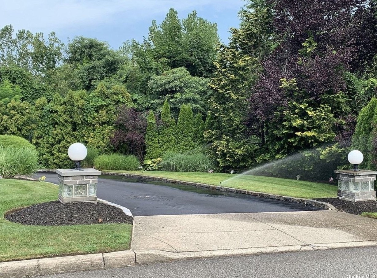 22 Greene Ct, Hauppauge, NY 11788