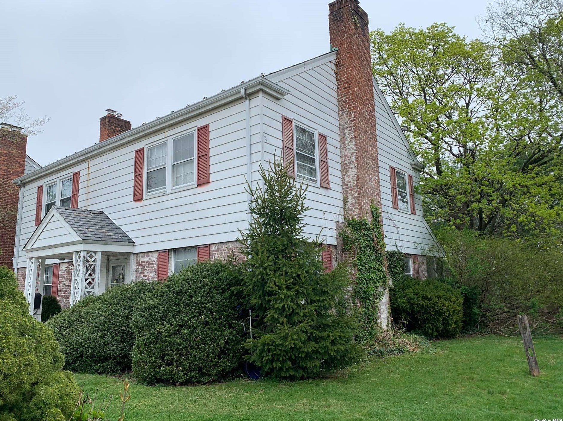 2 Bayview Ct, North Hills, NY 11030