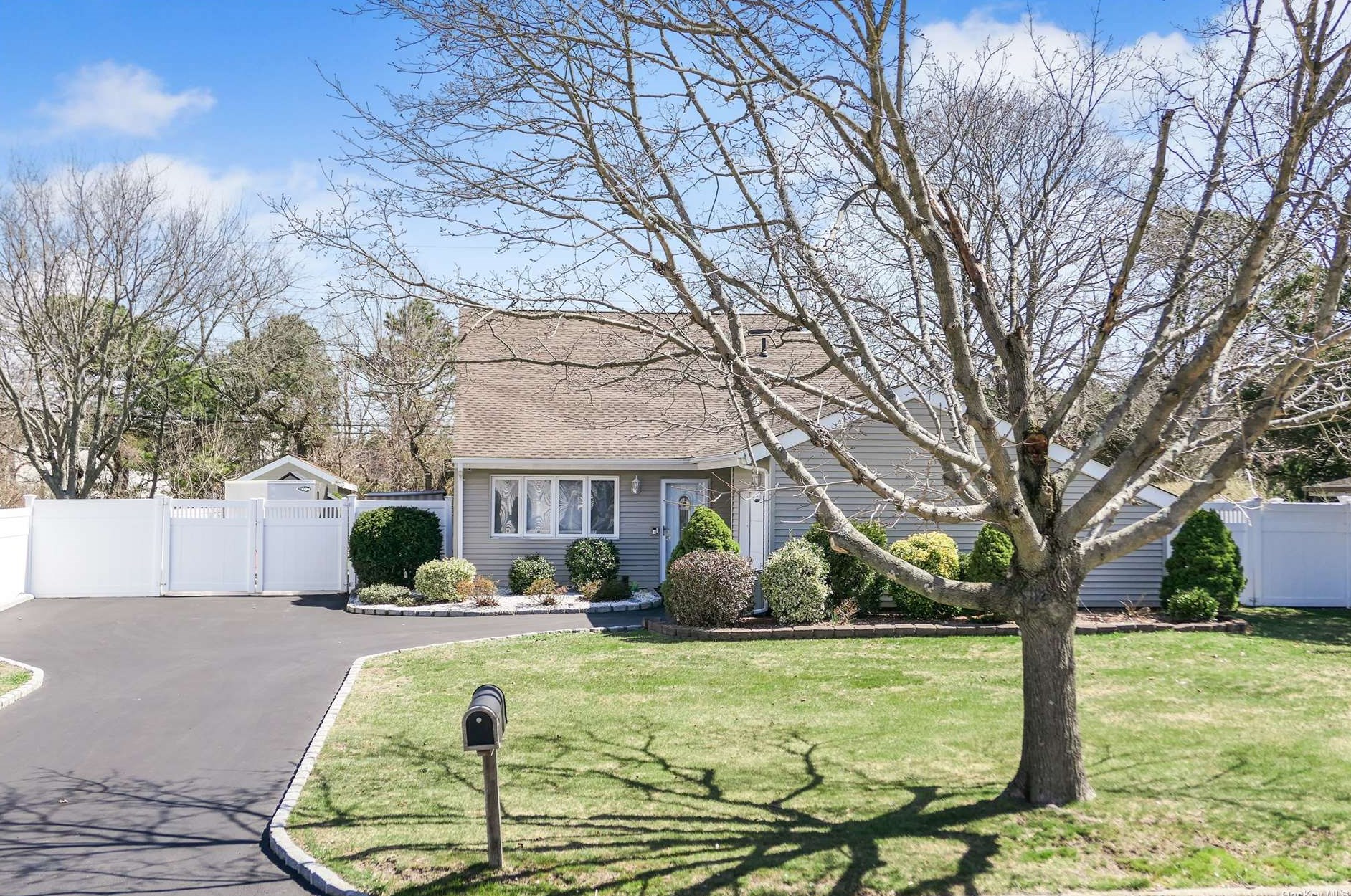 33 Rustic Ave, Gordon Heights, NY 11763-4420