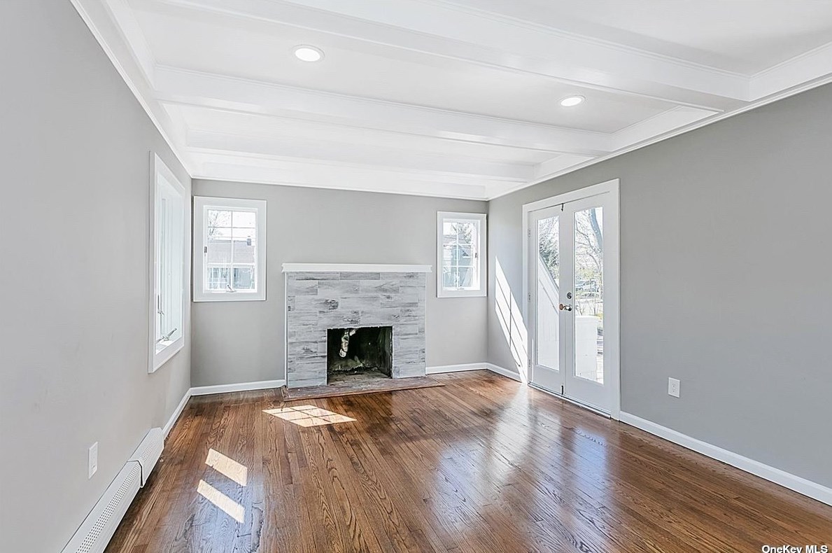 19 Crescent Dr, Prt Jefferson Station, NY 11776-1403