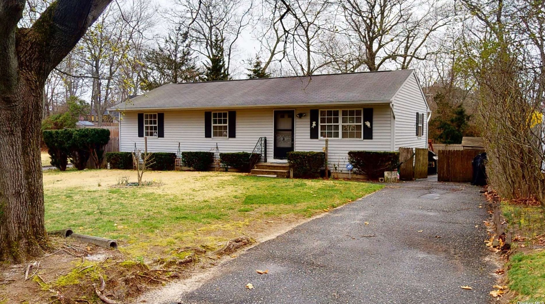 31 Oliver St, Northampton, NY 11901-6206