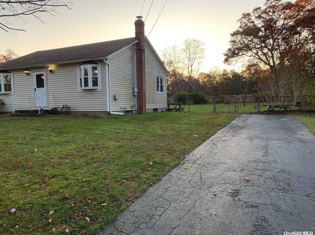 24 Abinet Ct, Selden, NY 11784