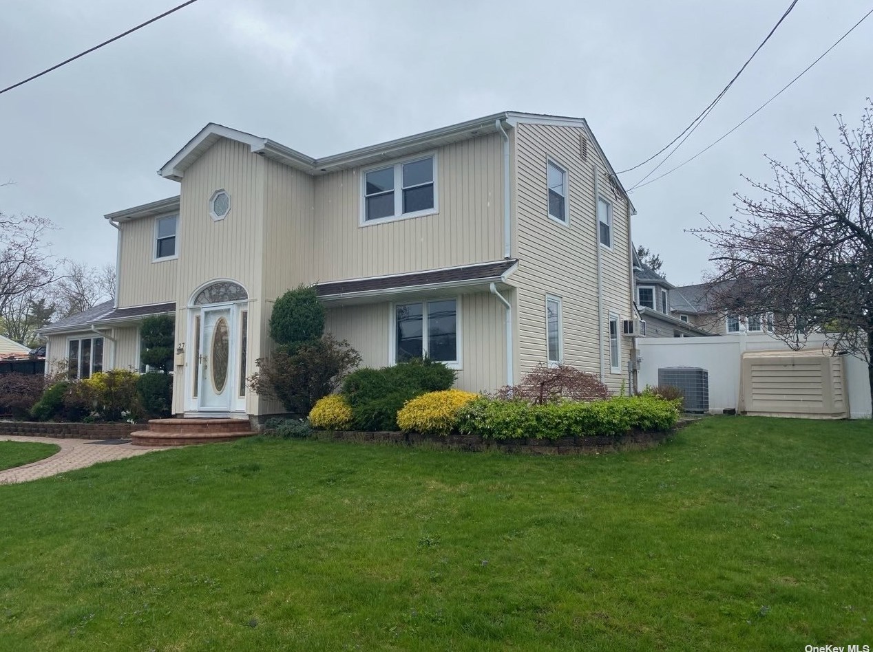 27 Greenway Dr, Syosset, NY 11791-3618
