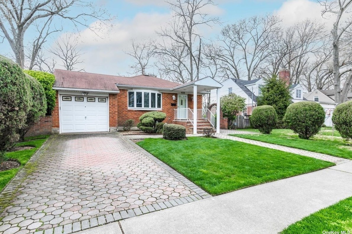 425 Mckinley St, Hempstead, NY 11552-2731