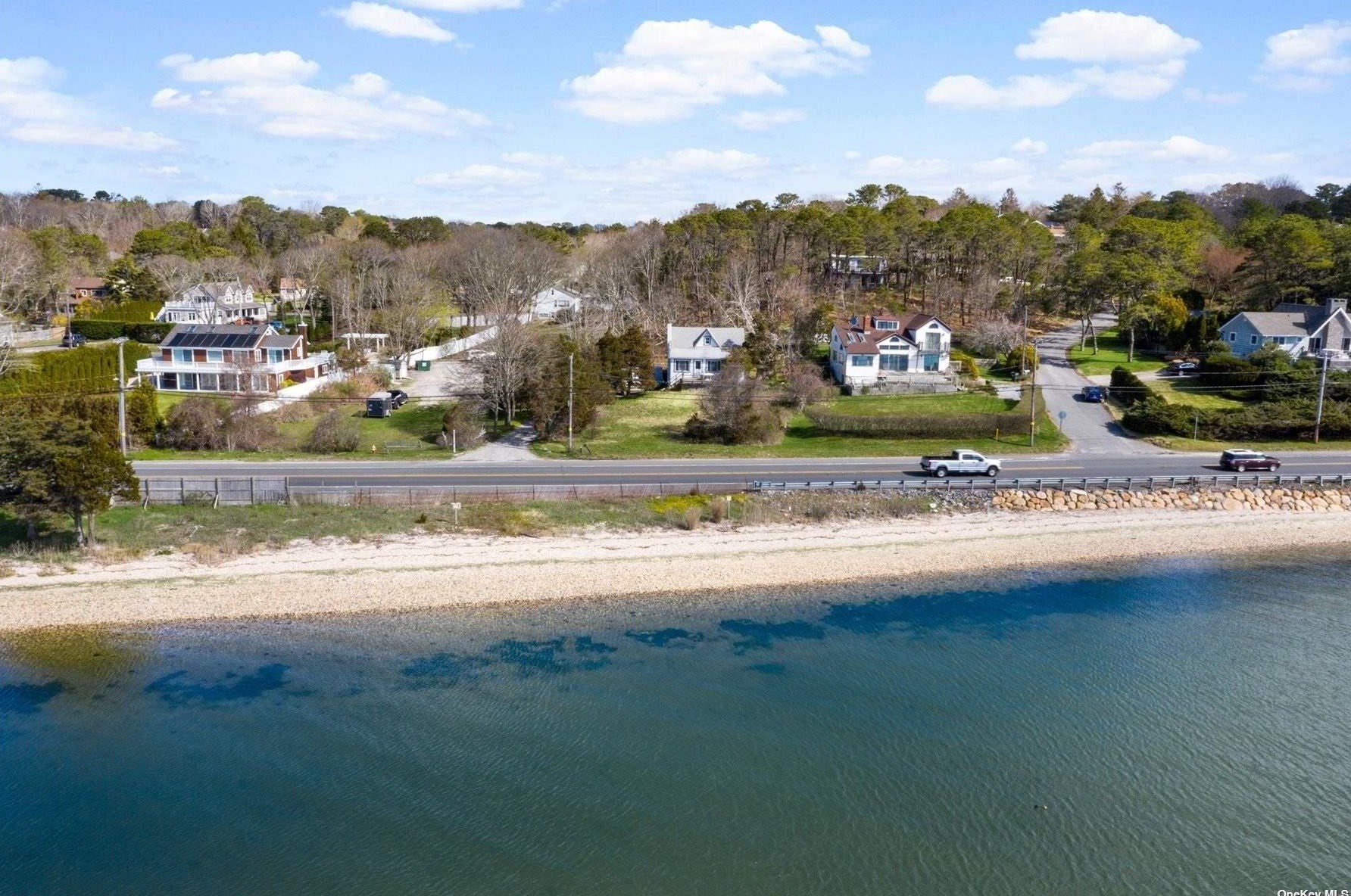 301 Montauk Hwy, Hampton Bays, NY 11946-3526