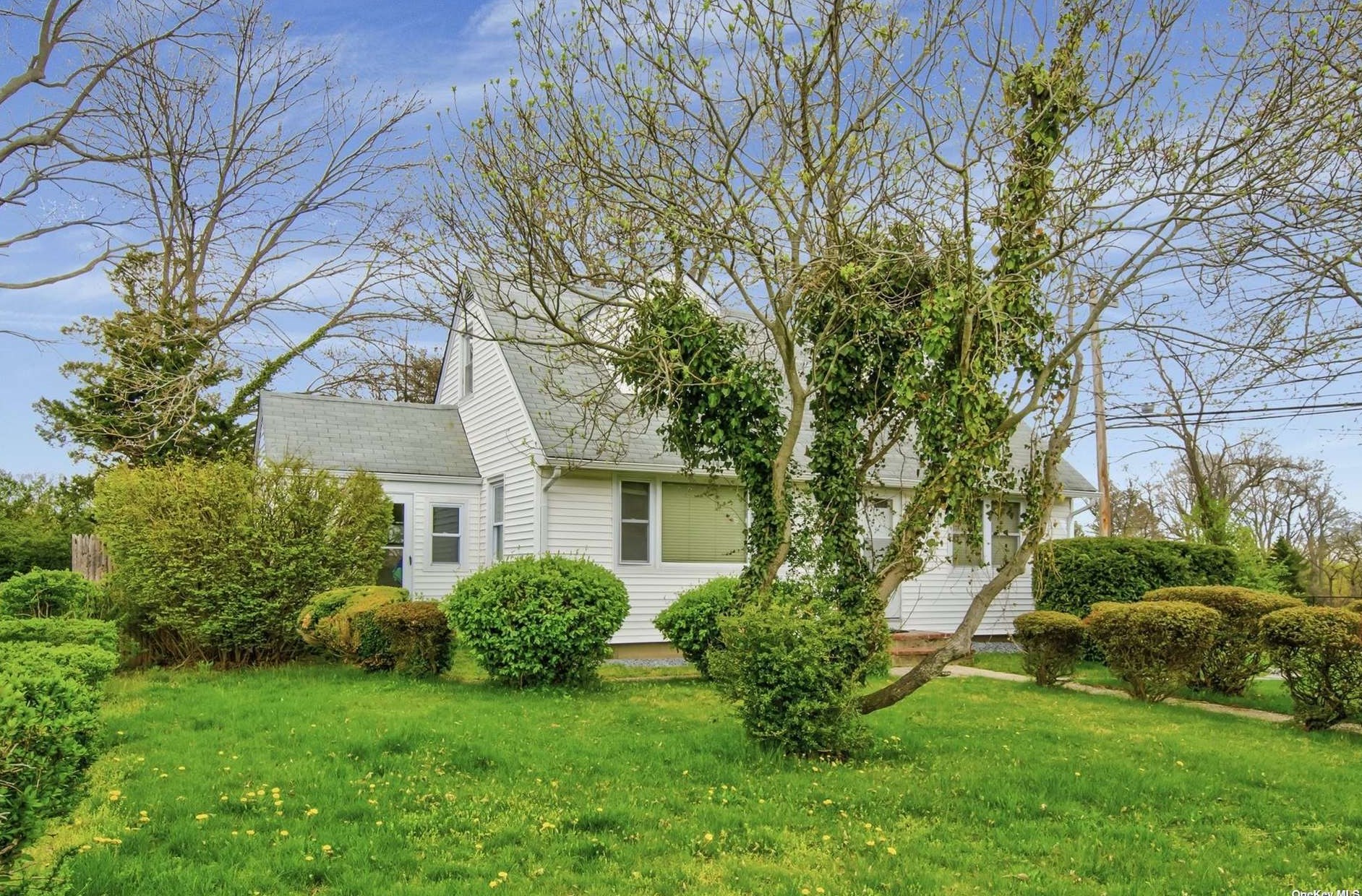 206 Dickinson Ave, Elwood, NY 11731