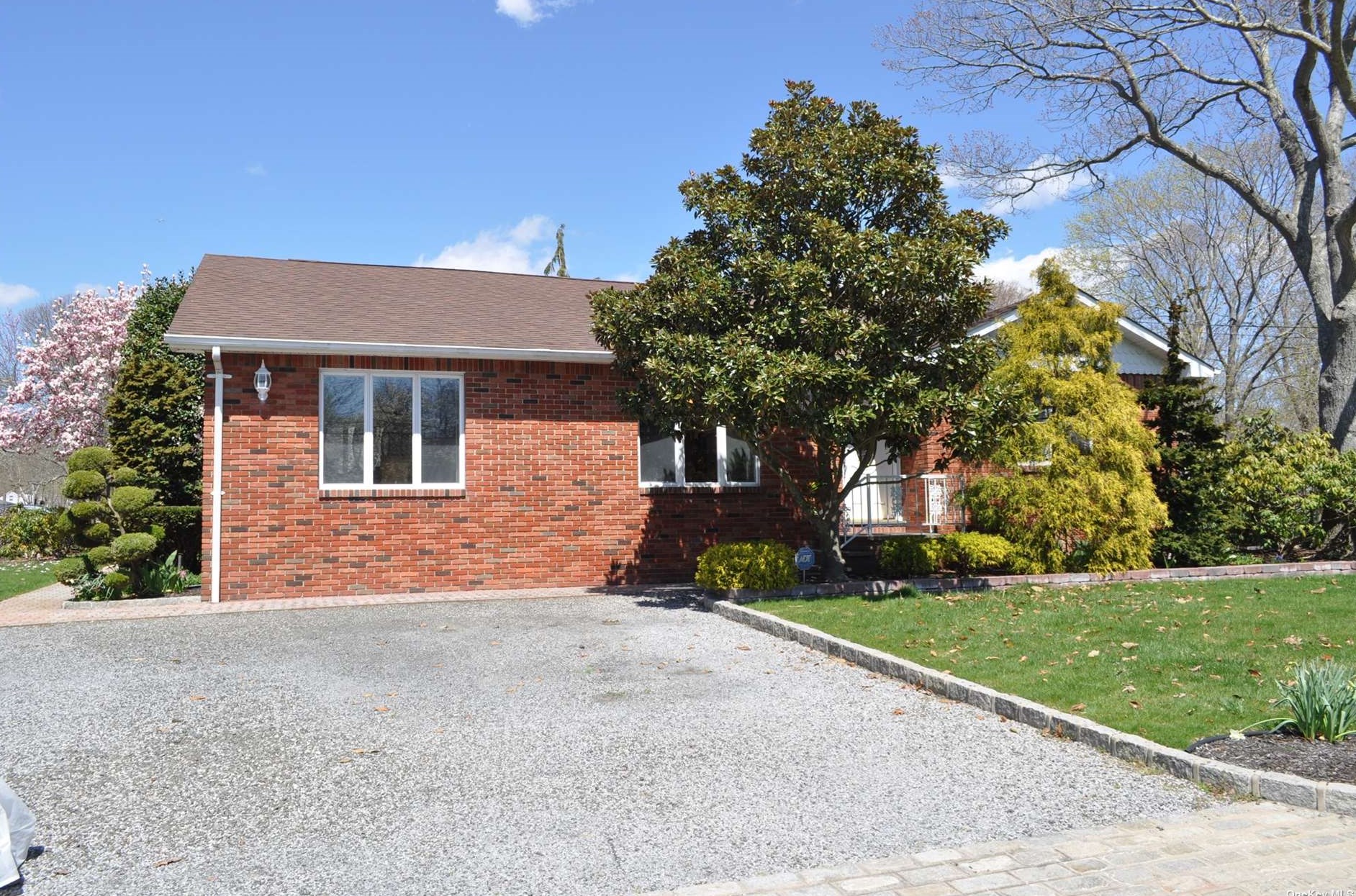 83 Meadowmere Ave, Manor Park, NY 11950-4718
