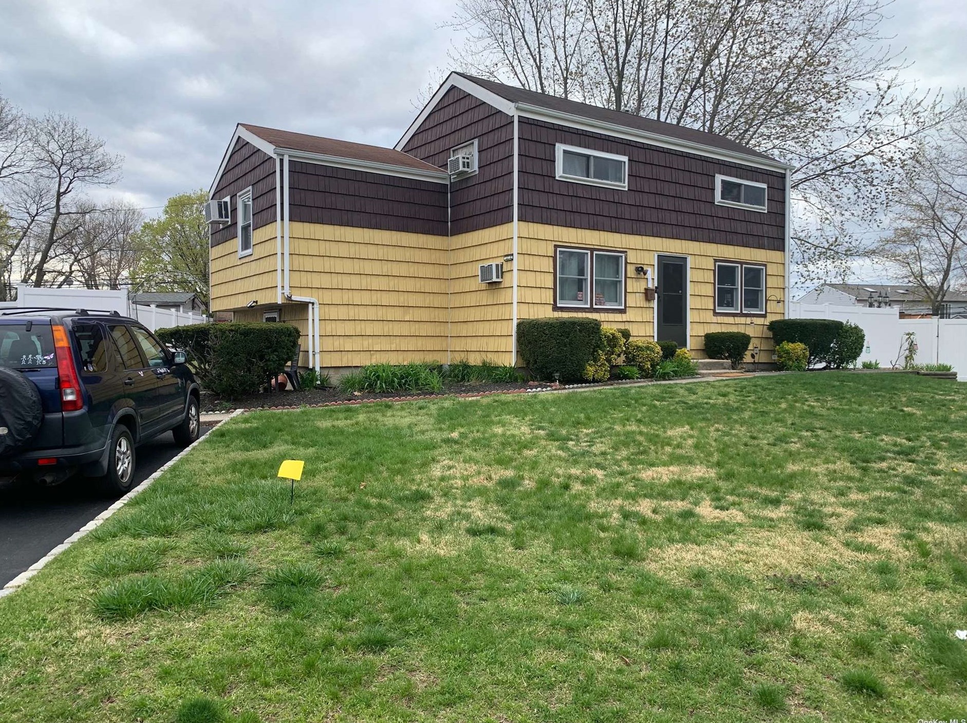 10 Wagon Ln E, South Setauket, NY 11720