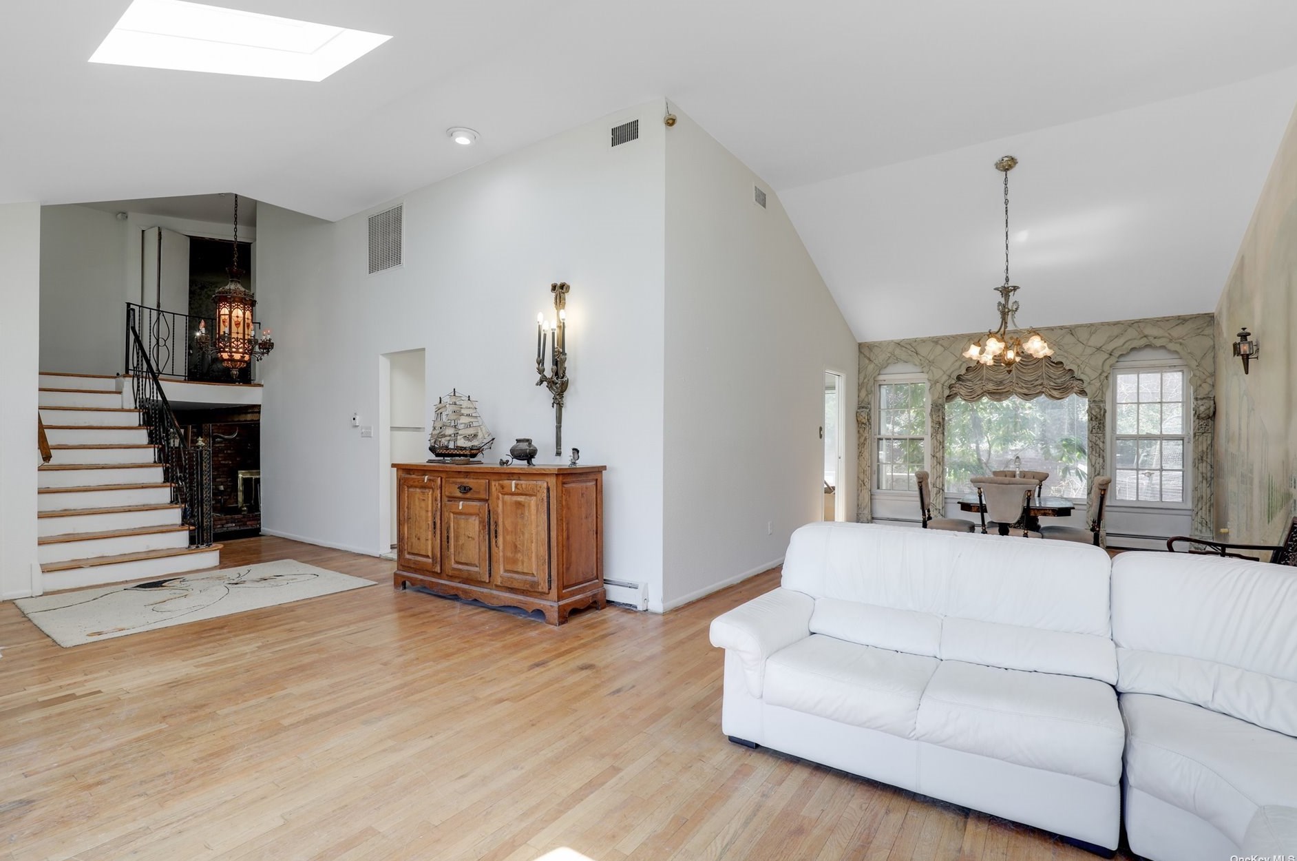 11 Sorgi Ct, Hicksville NY  11803-1822 exterior