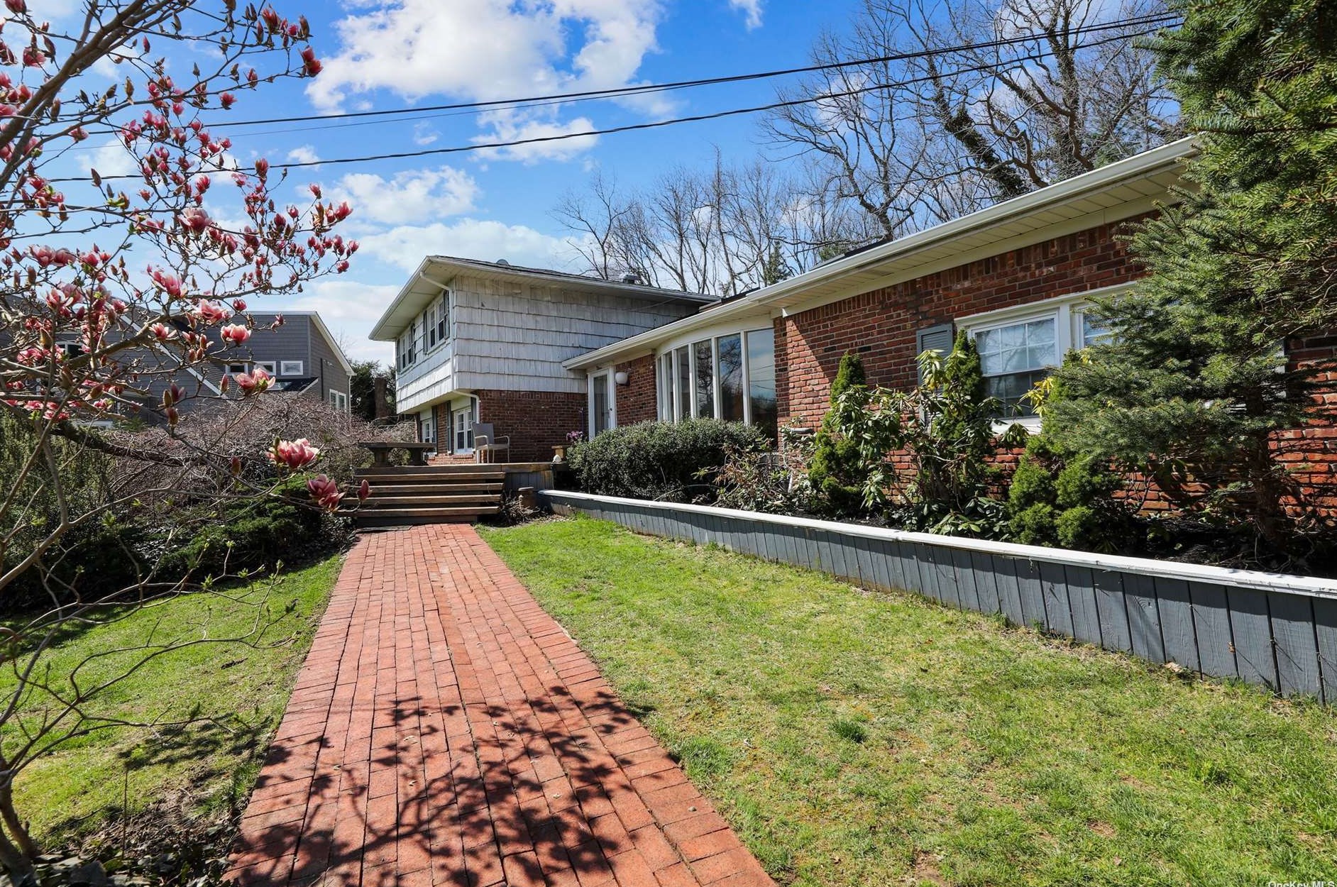 11 Sorgi Ct, Hicksville NY  11803-1822 exterior