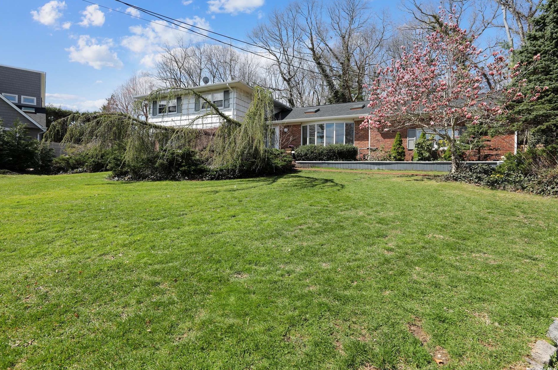 11 Sorgi Ct, Hicksville, NY 11803