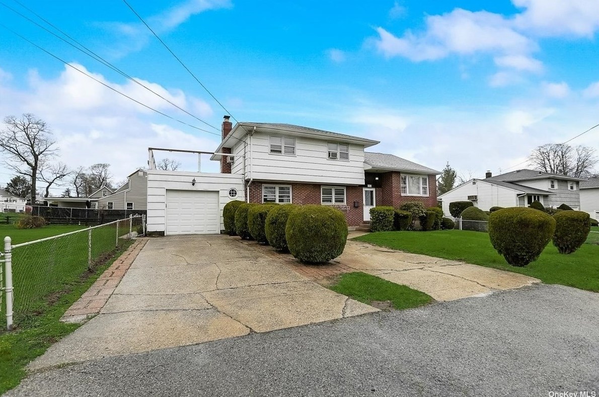 195 Ferndale Ct, Copiague, NY 11726