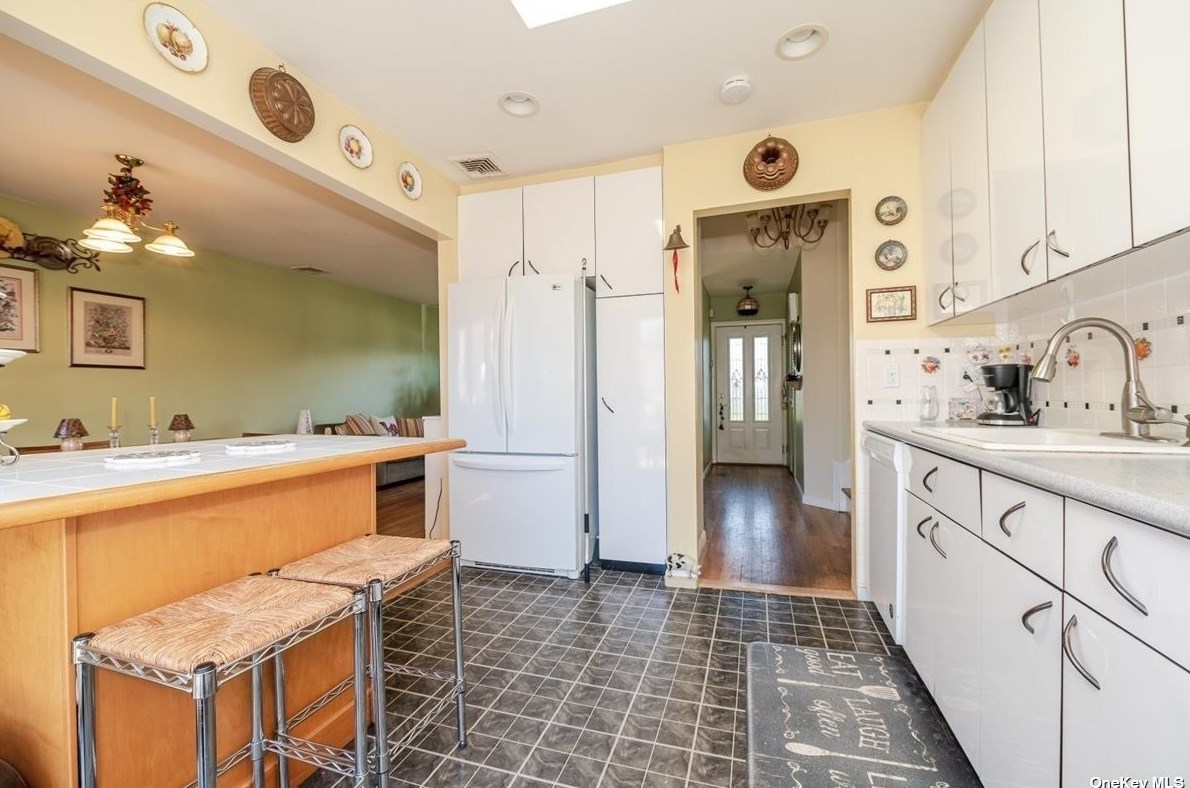 8 Marsak Ln, Syosset NY  11791-4729 exterior