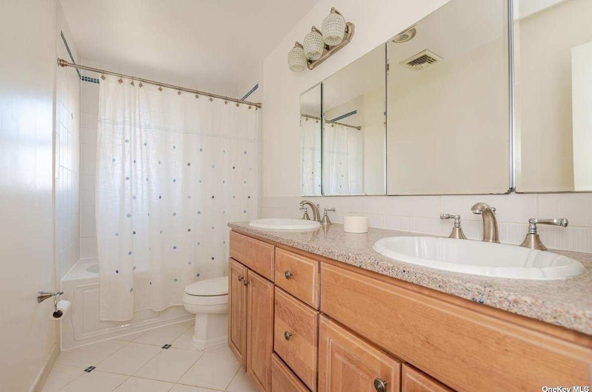 8 Marsak Ln, Syosset NY  11791-4729 exterior