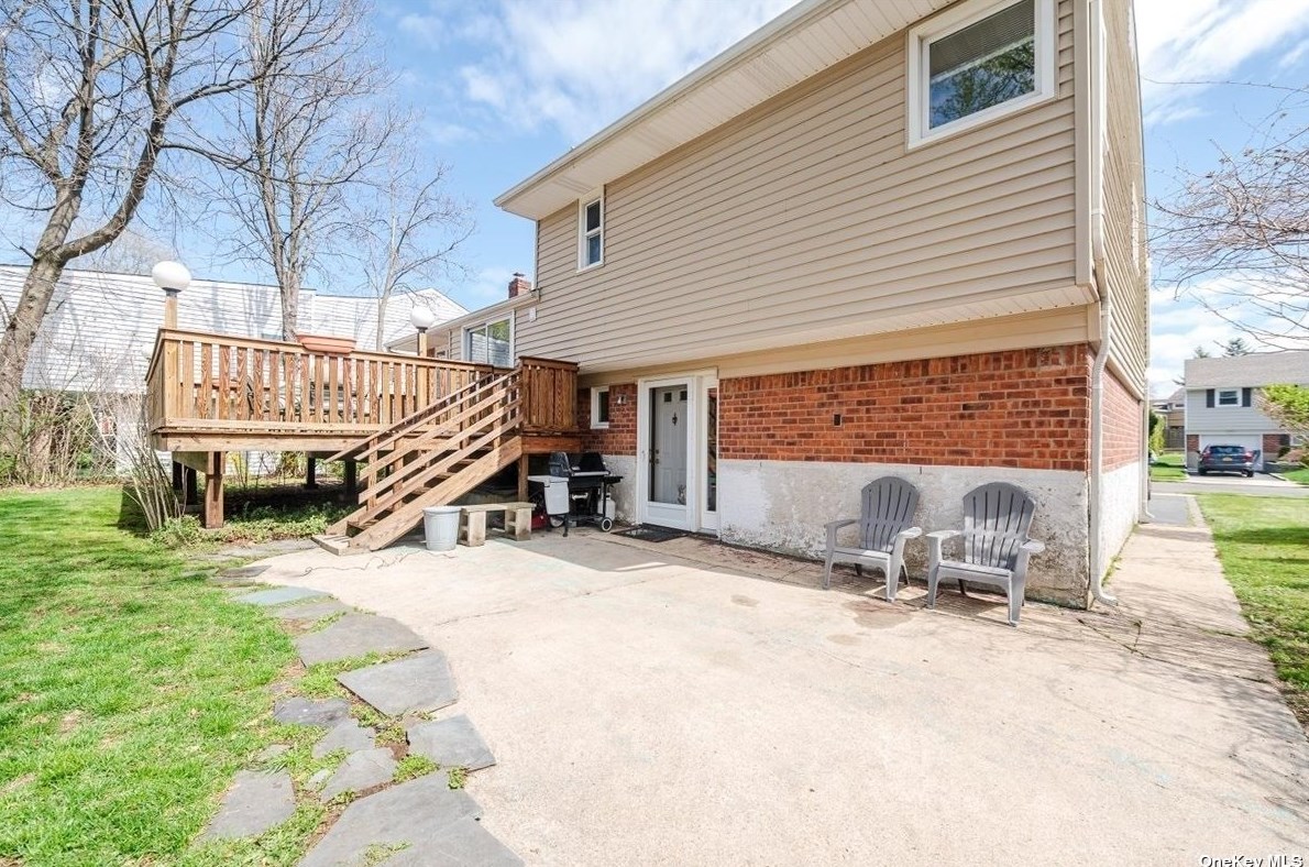 8 Marsak Ln, Syosset NY  11791-4729 exterior