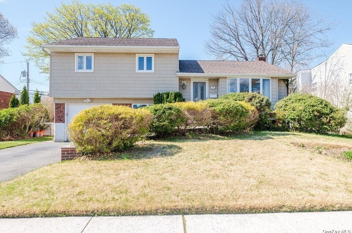 8 Marsak Ln, Syosset NY  11791-4729 exterior