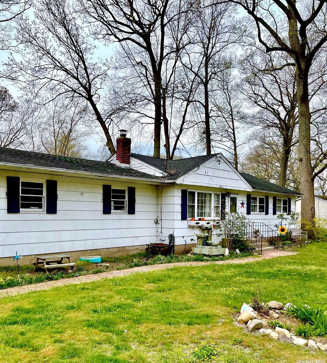 62 Juniper Rd, San Remo, NY 11754