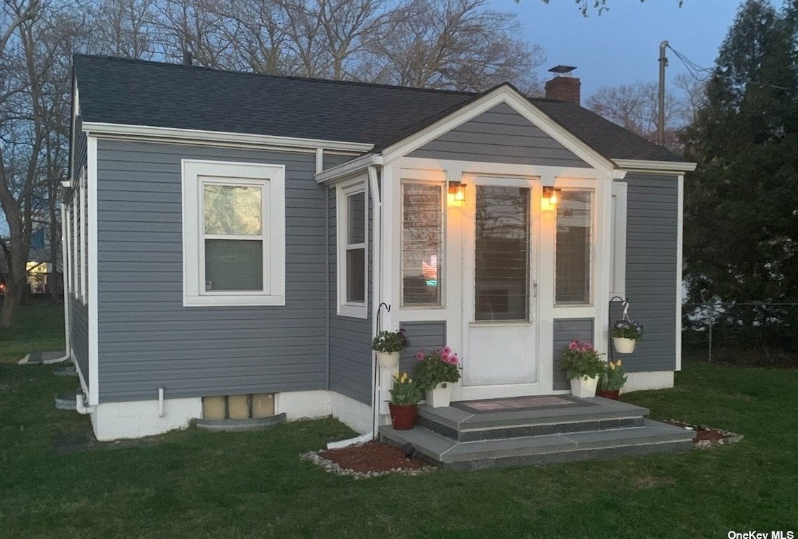 18 S Washington Ave, South Setauket, NY 11720