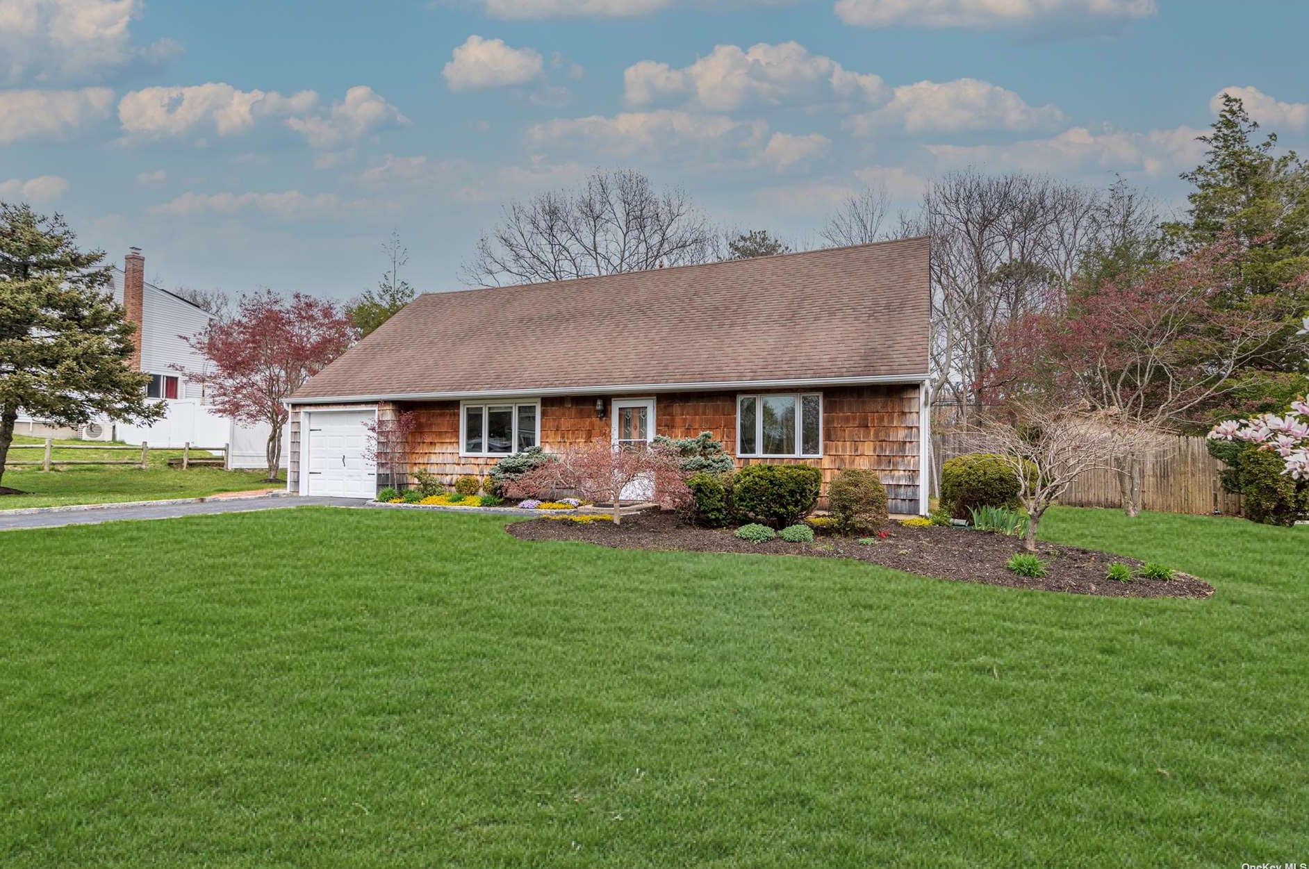 11 Lucille Dr, South Setauket, NY 11720