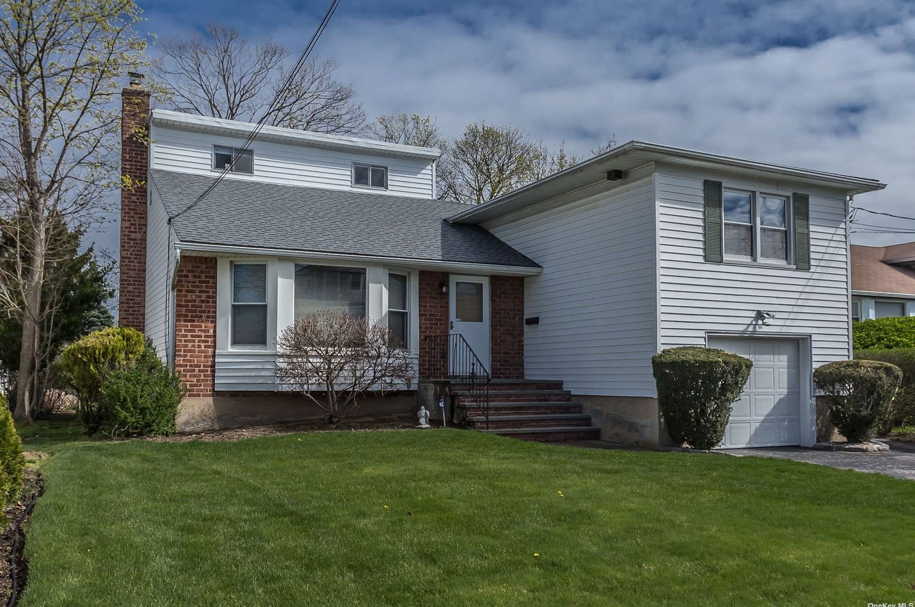 196 Carman St, Freeport, NY 11520-5602